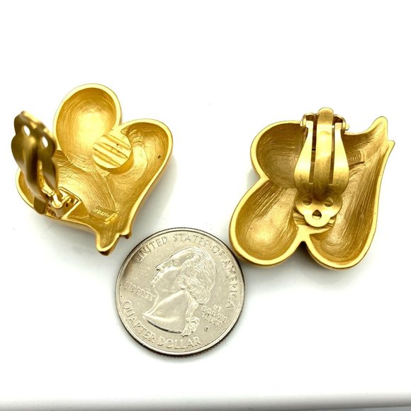 Vintage Trifari Satin Teardrops Earrings, Rich Gold Tone Abstract Clip Ons - Picture 4 of 6